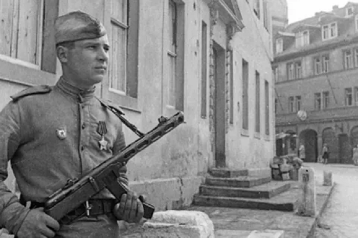 Советский боец с ППШ