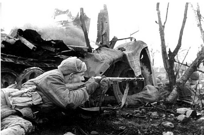 Боец с ППШ. Секторный магазин