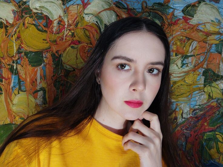 Екатерина Лебедева художник на фоне своей картины "Сосны. Время и бытие" 120х100