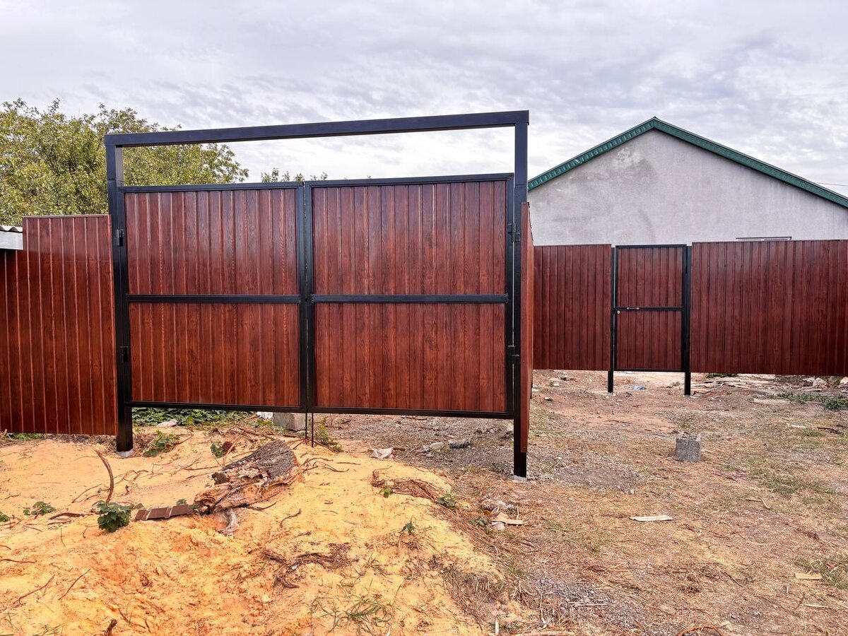 Забор в Донецке ДНР из профнастила