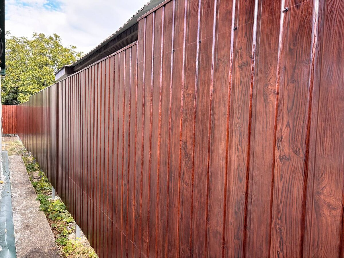 Забор из профнастила, цвет Тёмное дерево