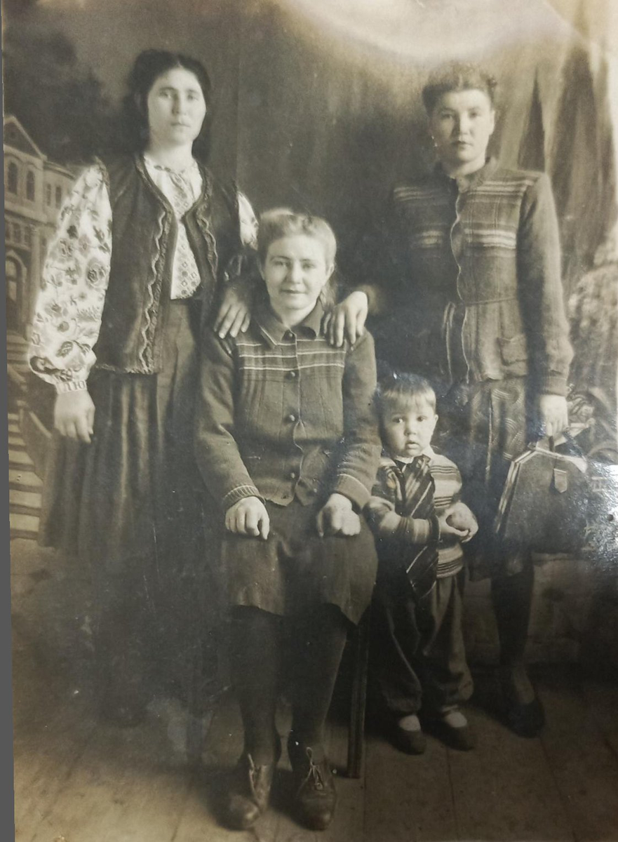 Из личного семейного архива. Казачки Ксения, Пава, Степанида и Сашенька, которому сейчас 75 лет .