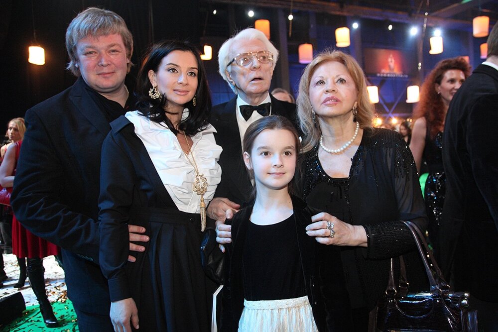    Семья Стриженовых: Александр Стриженов, Екатерина Стриженова, Олег Стриженов с супругой Лионеллой Пырьевой (слева направо) и Александра Стриженова (на первом плане). 2010 год. Фото: РИА Новости/ Екатерина Чеснокова