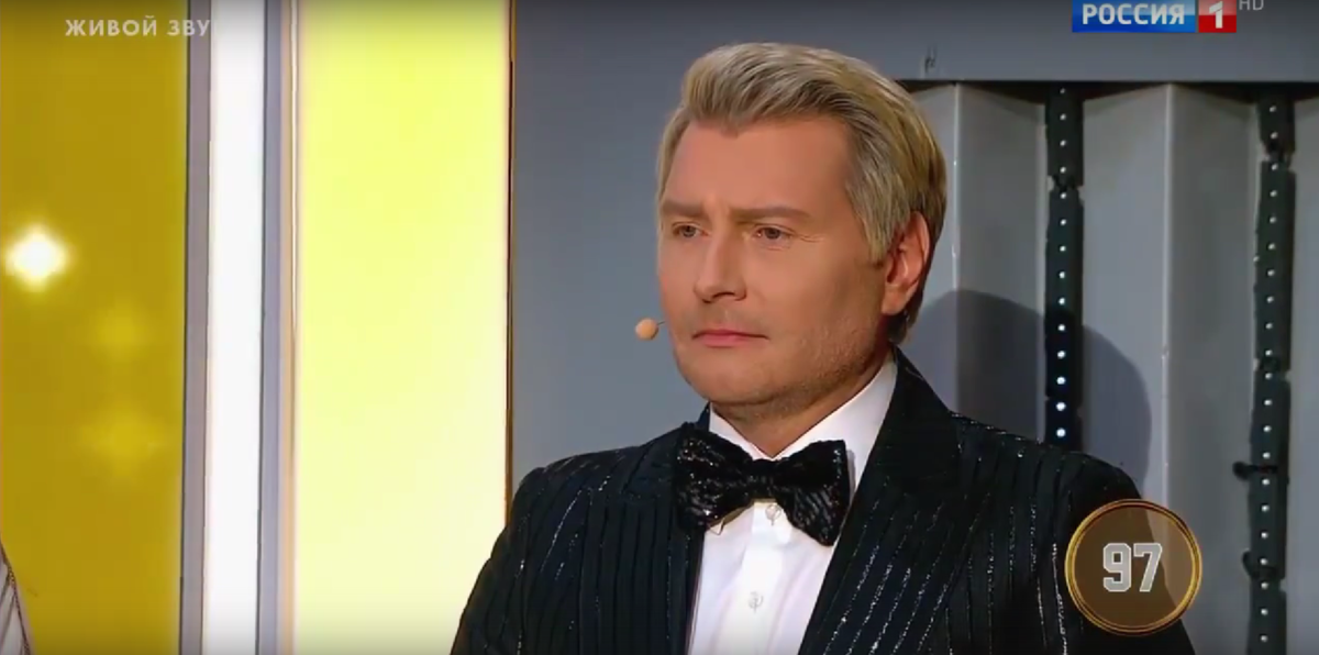 Николай Басков смотрит выступление Ильи Булыгина со своей песней.