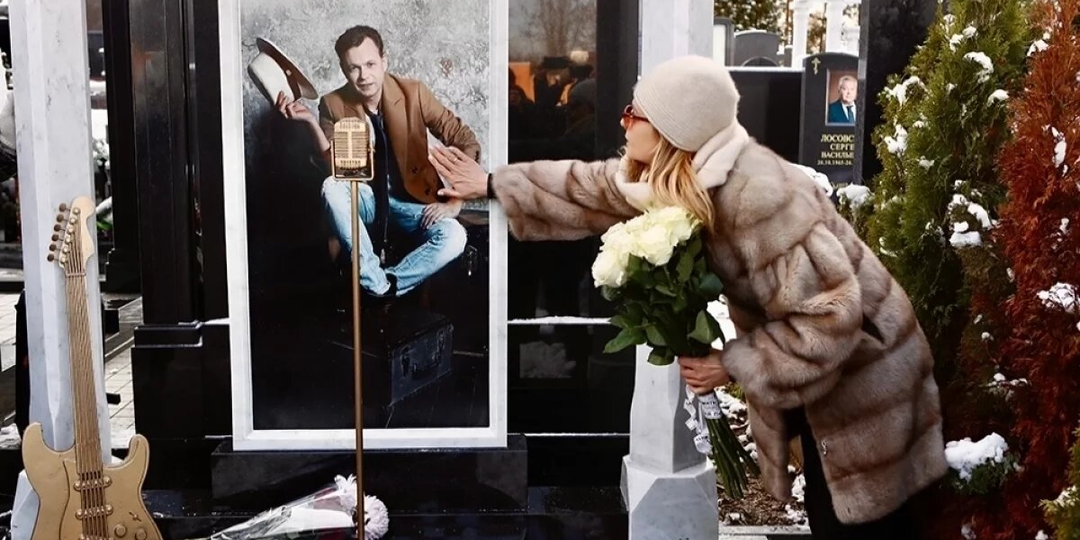 Последние слова — про любовь. На Троекуровском кладбище открыли памятник Владимиру Лёвкину, бывшему лидеру группы «На-на»
