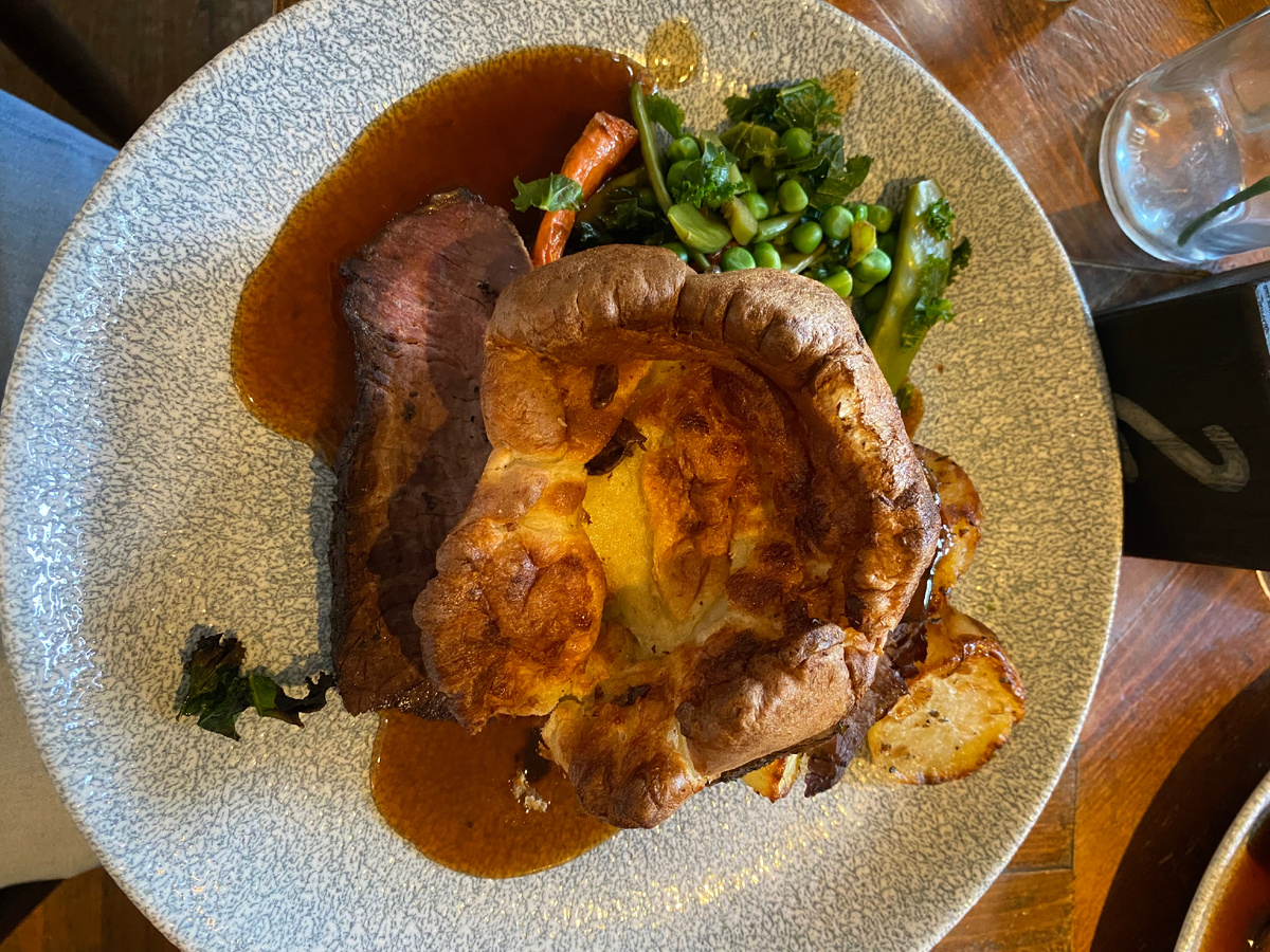 Sunday Roast: сверху - йоркширский пудинг, под ним мясо, картофель и овощи в традиционном английском стиле. Фото из личного архива.