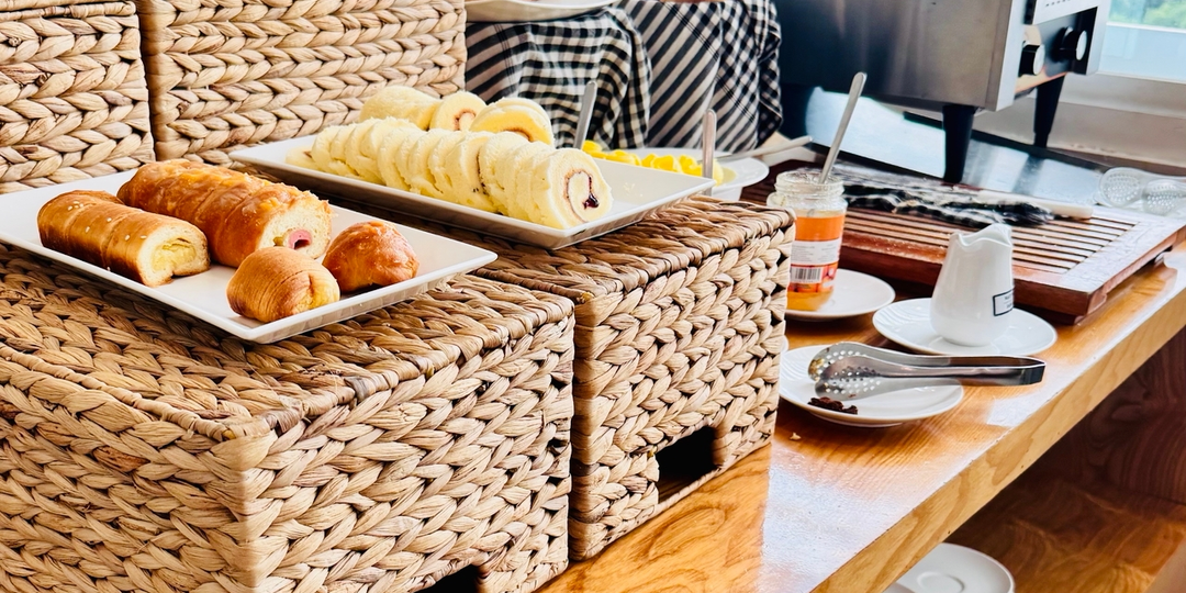 Как вести себя у шведского стола - правила и ошибки, которые допускают почти все