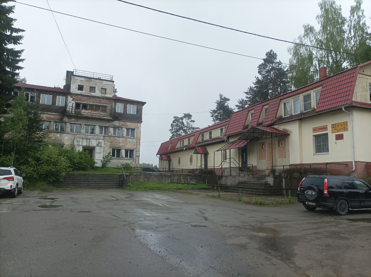 Проезжаем те самые здания военного городка, построенные при финнах. На этом фото штаб и гауптвахта, на следующем здание госпиталя.