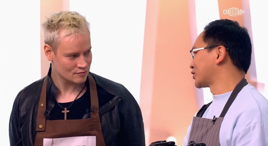 Умеет делать все - начиная от песен и заканчивая глазуньей. Из интернета 