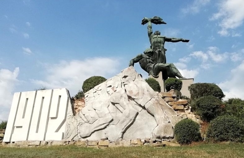 Памятник стачке 1902 года в Ростове-на-Дону.  Скульптор: А. Скнарин. Архитектор: П. Ибалаков. Архитекторы (горельеф): Я. С. Занис, Л. Г. Яконин. Скульптор (горельеф): Э. М. Мирзоев