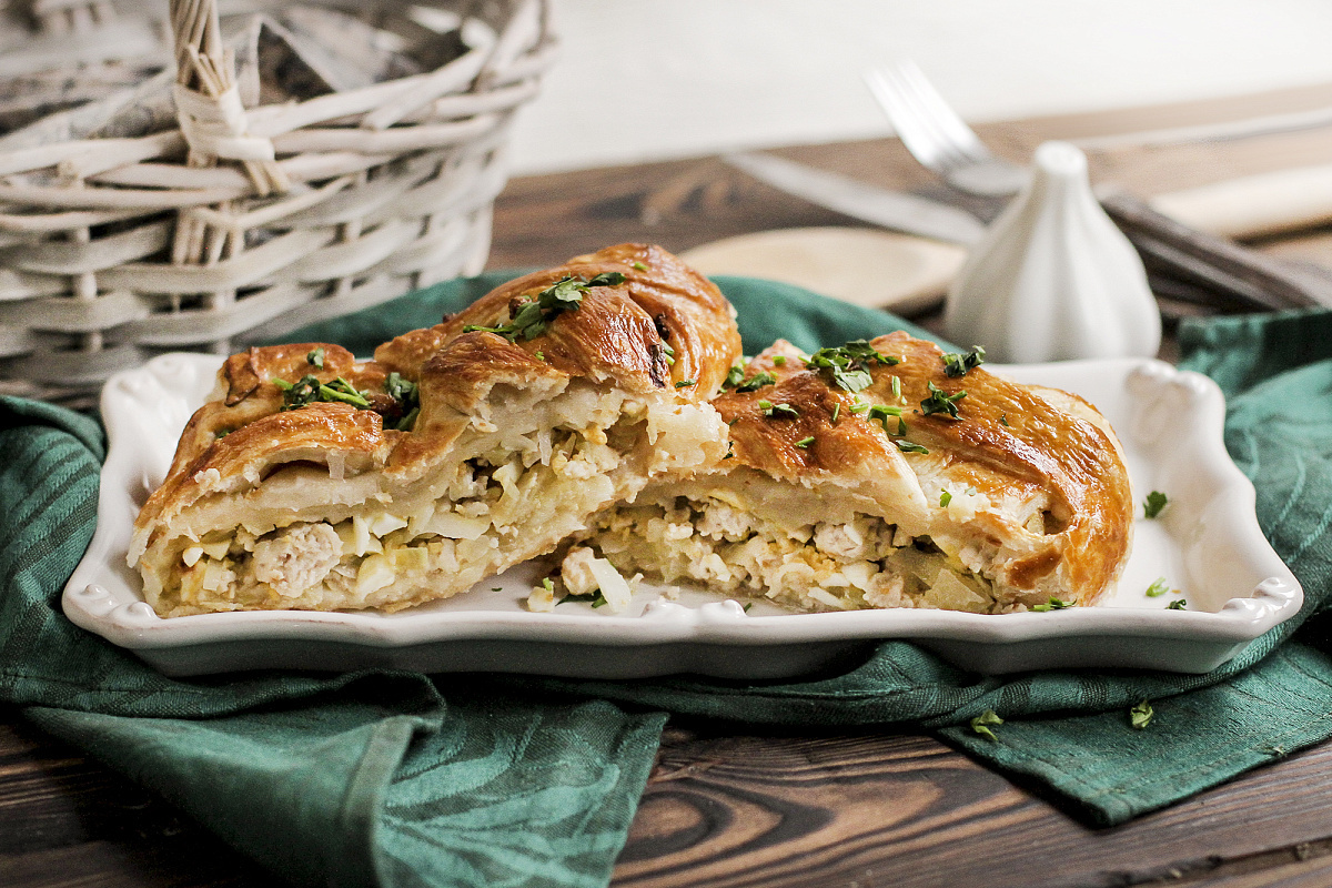 Пирог «Семейный» из слоеного теста с фаршем индейки, яйцом, луком и белокочанной капустой