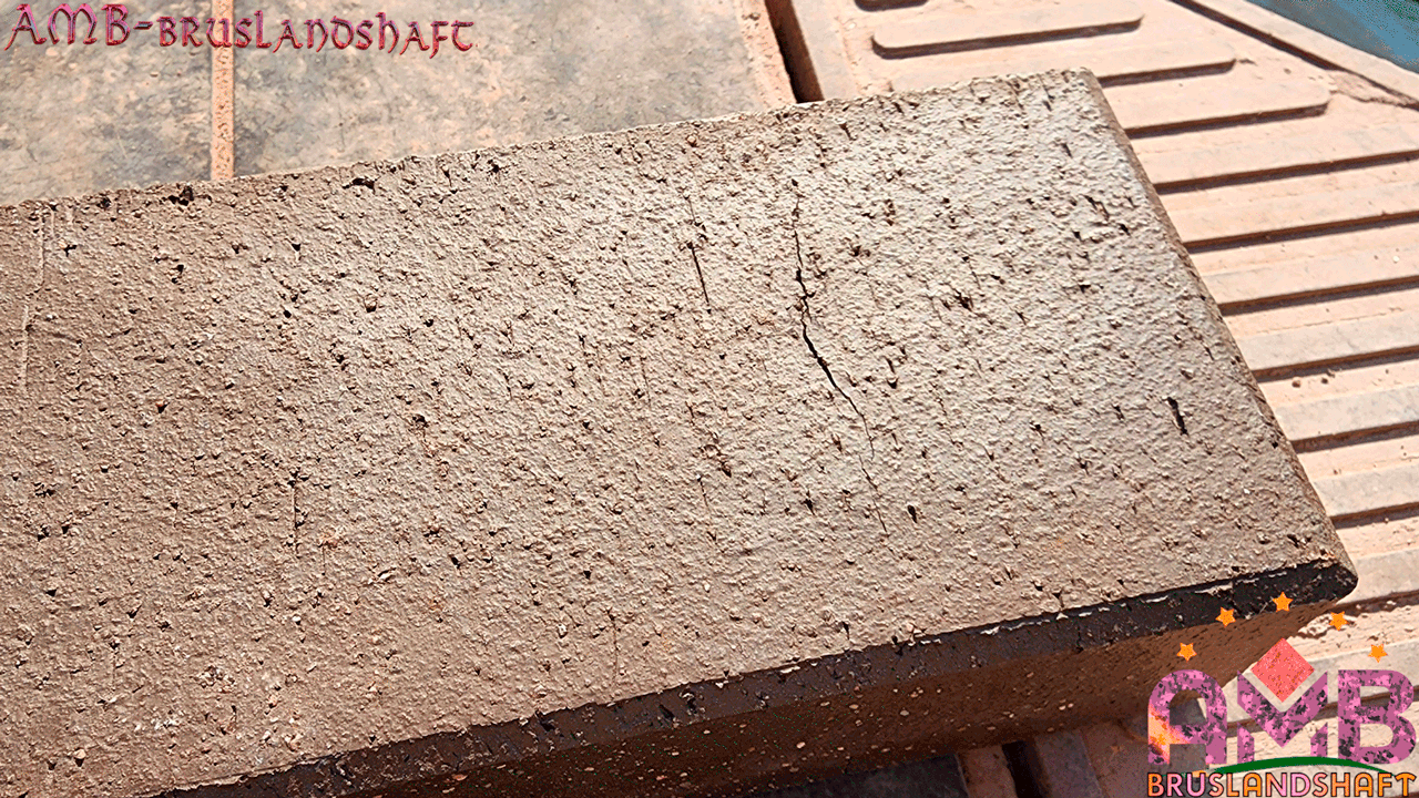 Обнаружен брак при изготовлении брусчатки, продольные трещины 
Обнаружен брак при изготовлении брусчатки, микротрещины трещины 
