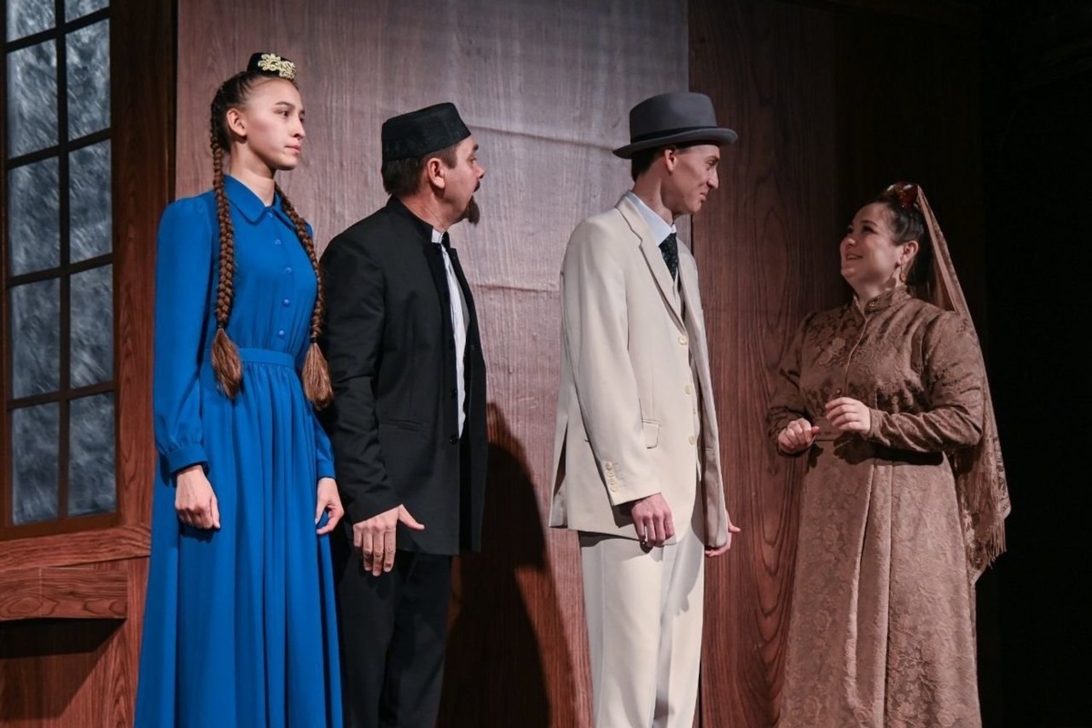    Сайдашев знакомит девушку с Каримом Тинчуриным и Ашраф Синяевой. предоставлено пресс-службой театра Кариева