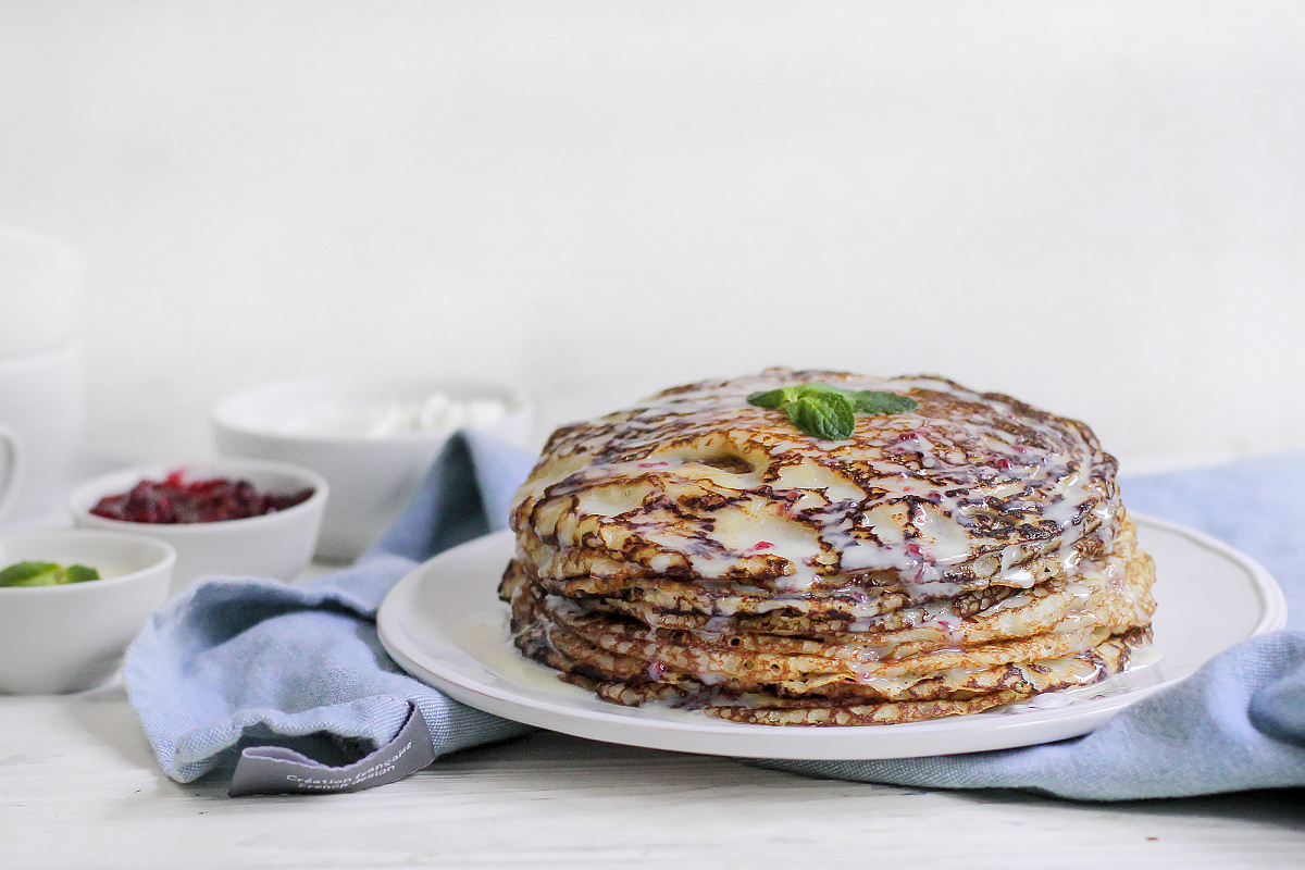Дрожжевые блины с соусным трио - малина, сгущенное молоко и сметана