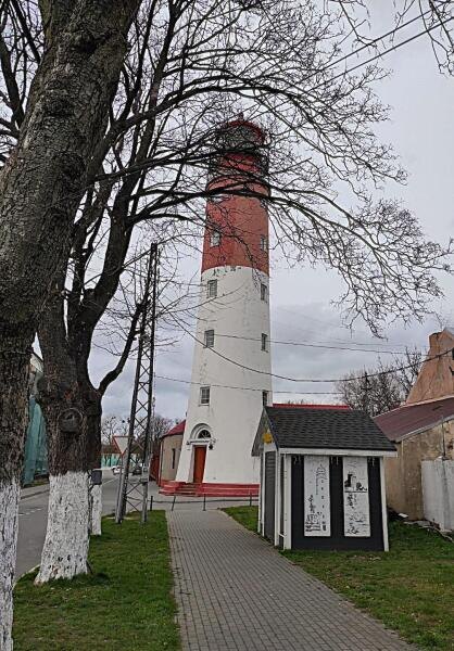    32 метра — высота собственно маяка. Его фонарное сооружение — ещё выше, над ним. Поэтому балкон последнего, выйдя на который можно проверить работу буев и навигационных знаков, находится на расстоянии 33,2 м от земли Анна Табаева, личный архив