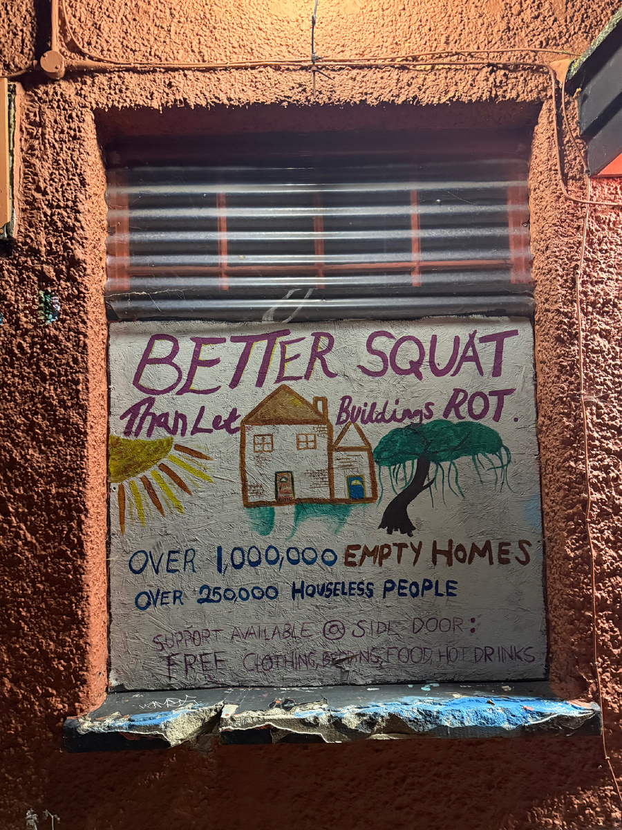 Современный плакат на улице Кембриджа: "Лучше сквотить, чем дать зданию гнить. Более 1000000 пустых зданий и более 250000 бездомных." Фотография из личного архива. 
