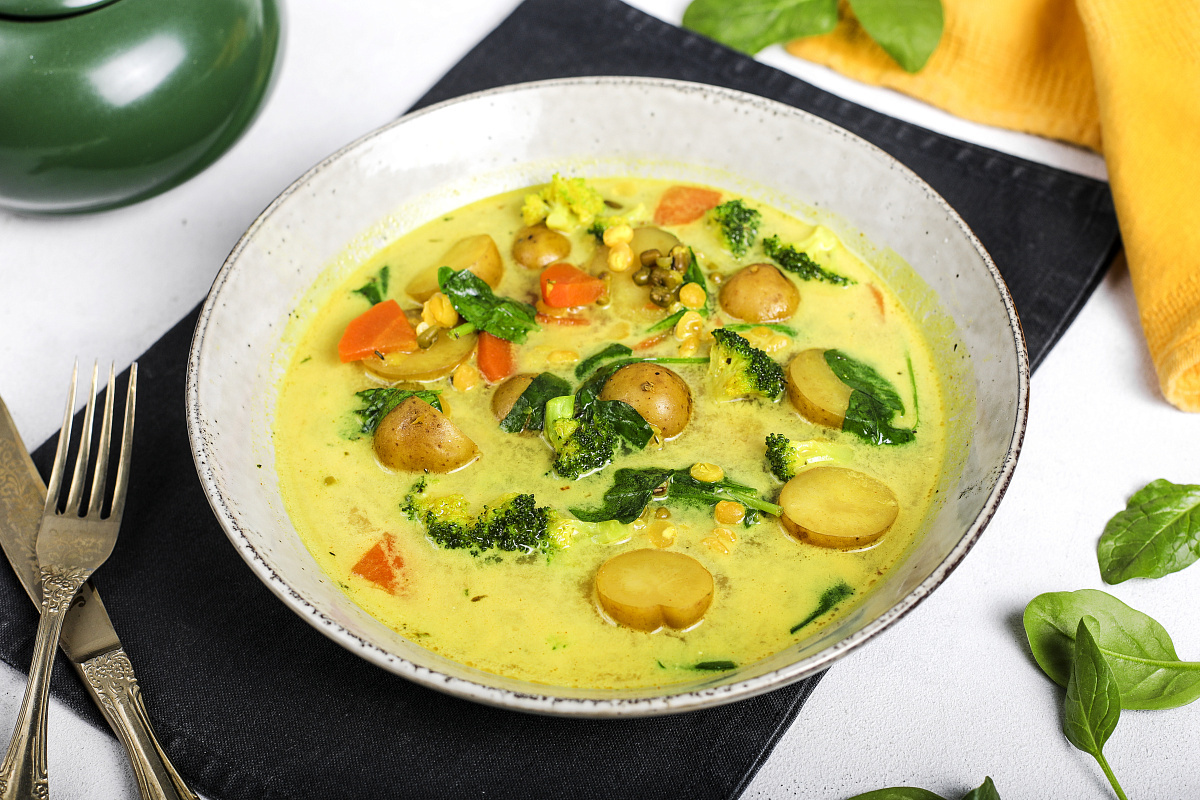 Овощной суп с горохом и машем на кокосовом молоке