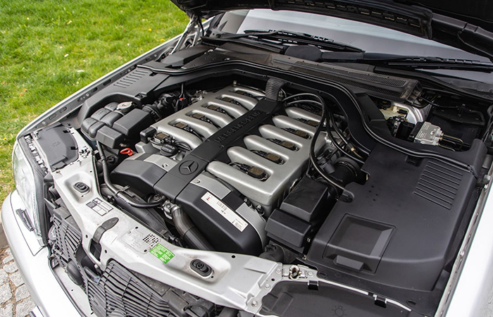 Главная деталь - огромный двигатель