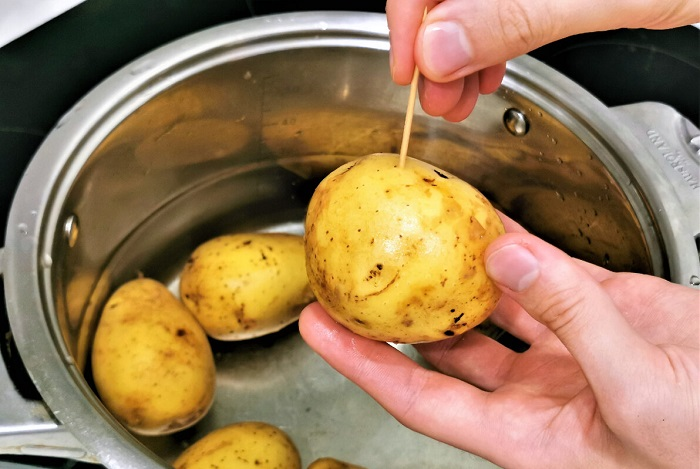 Зачем протыкать картофель зубочисткой: 5 хитростей для потрясающих блюд из картошки