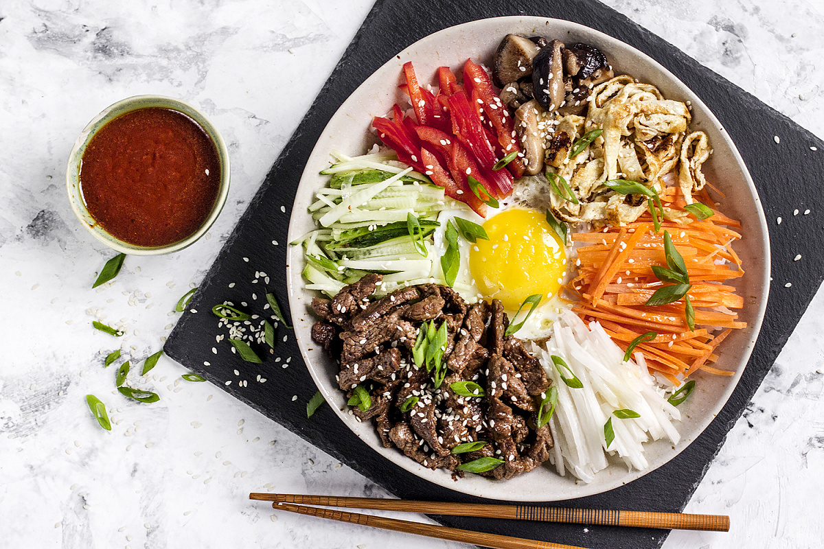 Пибимпаб - рис по-корейски с говядиной и овощным миксом