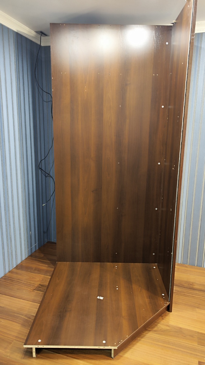 Шкаф в процессе сборки.