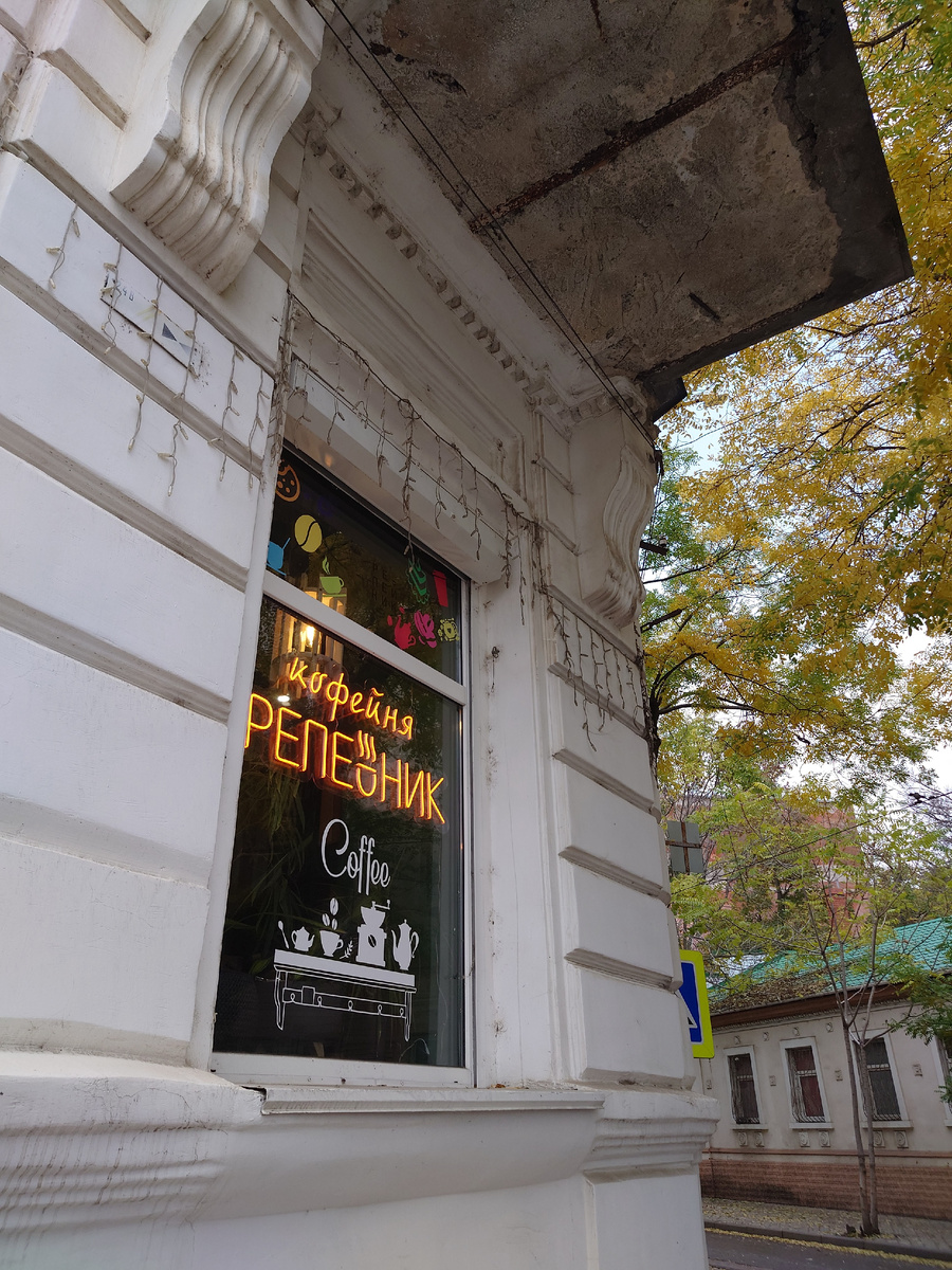 Вид с улицы Караева ( бывшая Морская): фото автора.