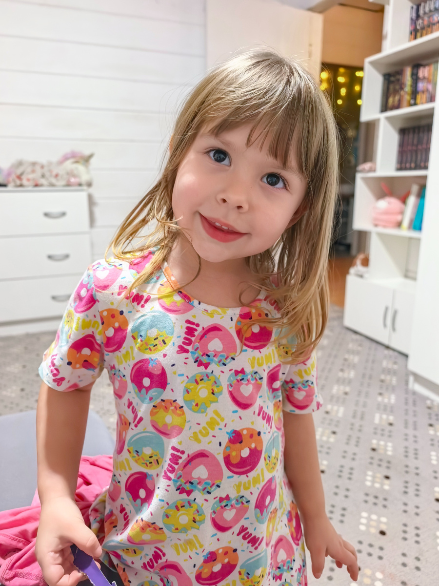 А с виду не скажешь, что этой дамочке ножницы лучше не выдавать 🤣