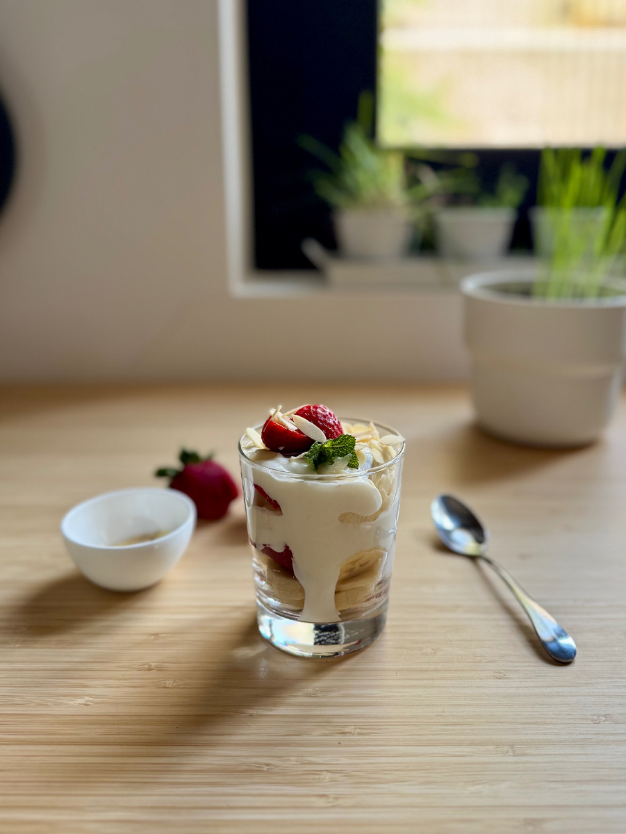 Завтрак. Греческий йогурт с бананом и ягодами