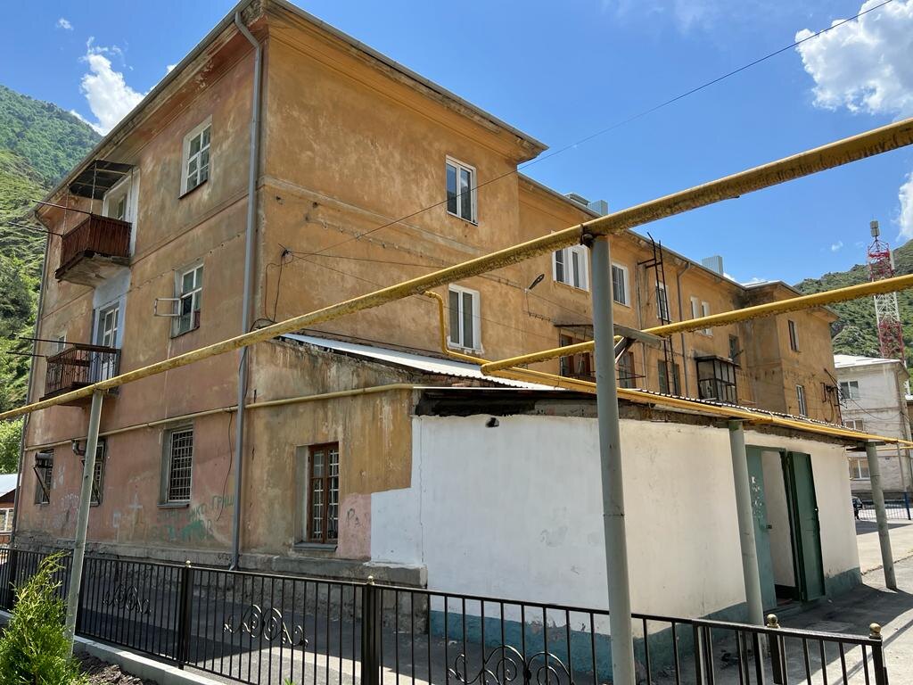 2. Дом, где прошло детство. Форточка в квартире открыта