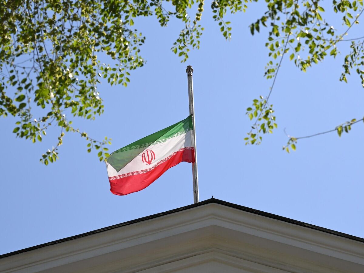    Флаг Ирана над зданием посольства страны в Москве, приспущенный в знак траура по погибшему президенту страны Эбрахиму Раиси и главе иранского МИД Хосейну Абдоллахиану© РИА Новости / Максим Блинов