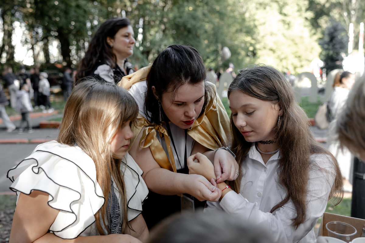 На фото - мастер-класс по плетению из бусин