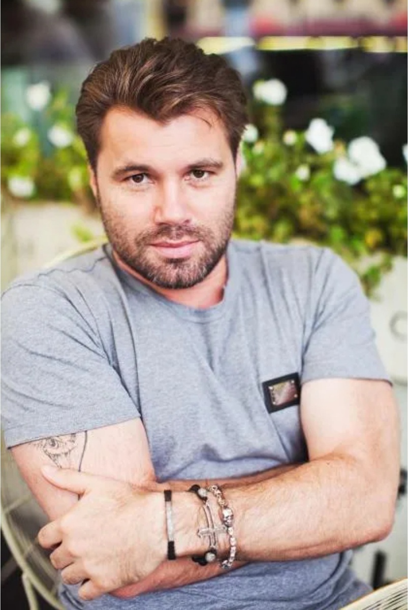 Узнали? Хочу сохранить интригу 😎... Пишите в комментариях, кто узнал писателя? 