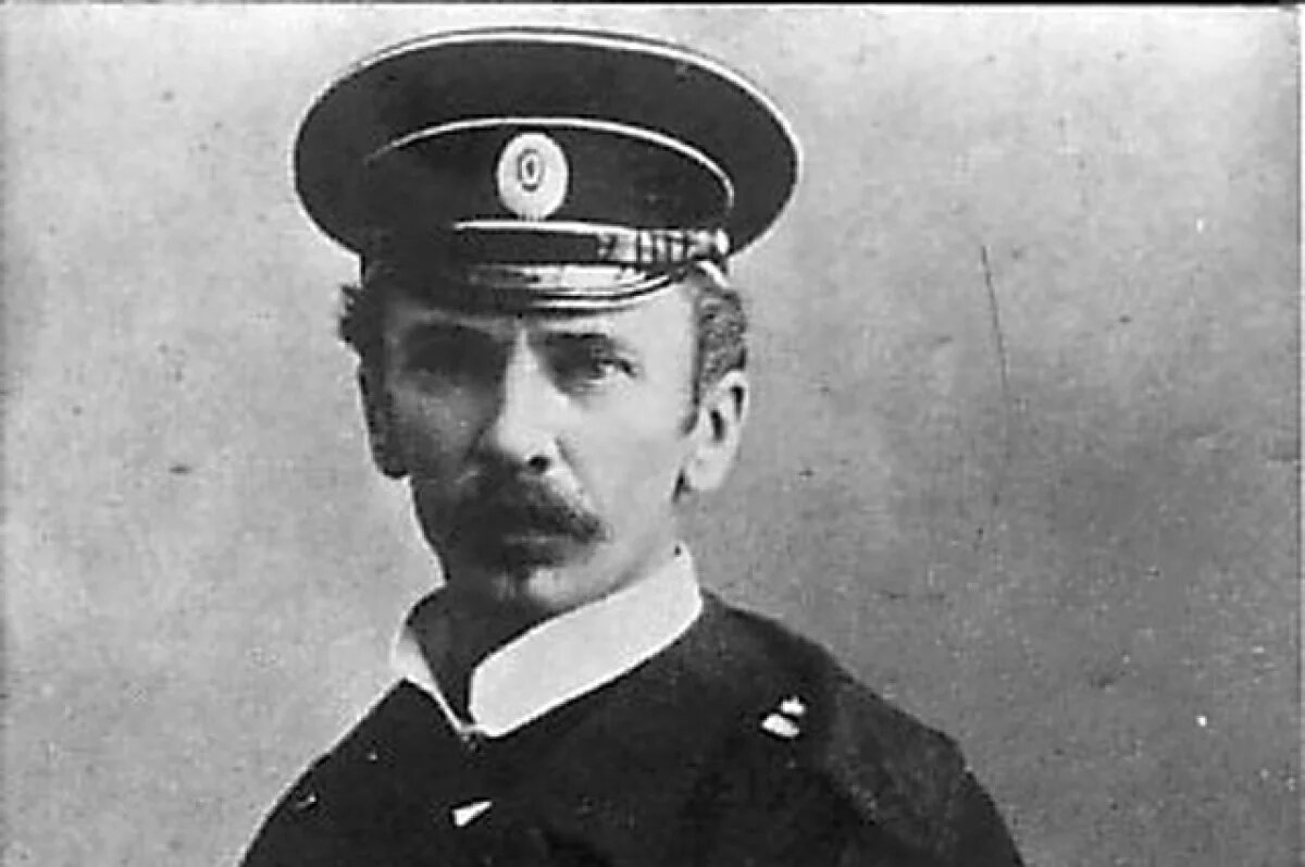    Петр Шмидт в советском обществе считался героем. Его ведь упоминали не только Ильф и Петров. О лейтенанте Шмидте писали Константин Паустовский, Борис Пастернак, о нём снимали фильмы.