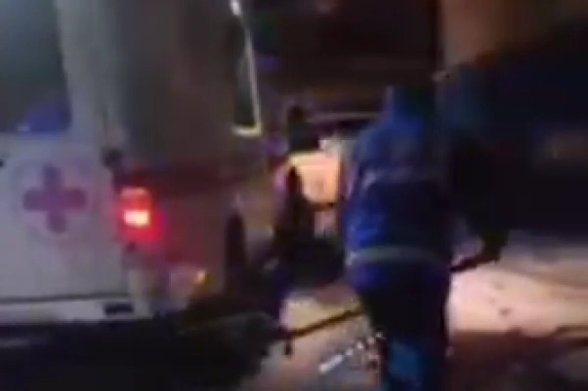   Медики скорой посыпают дорогу в Петропавловске, чтобы проехать на вызов