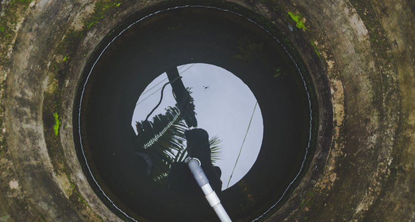    Инженер рассказал о способе очистки сливной ямы без откачки, который работает в 3 раза лучше каустической соды