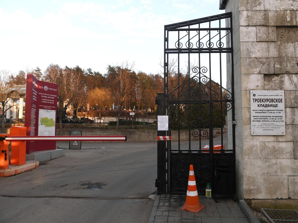    Входные ворота Троекуровского кладбища в Москве© РИА Новости / Валерий Мельников