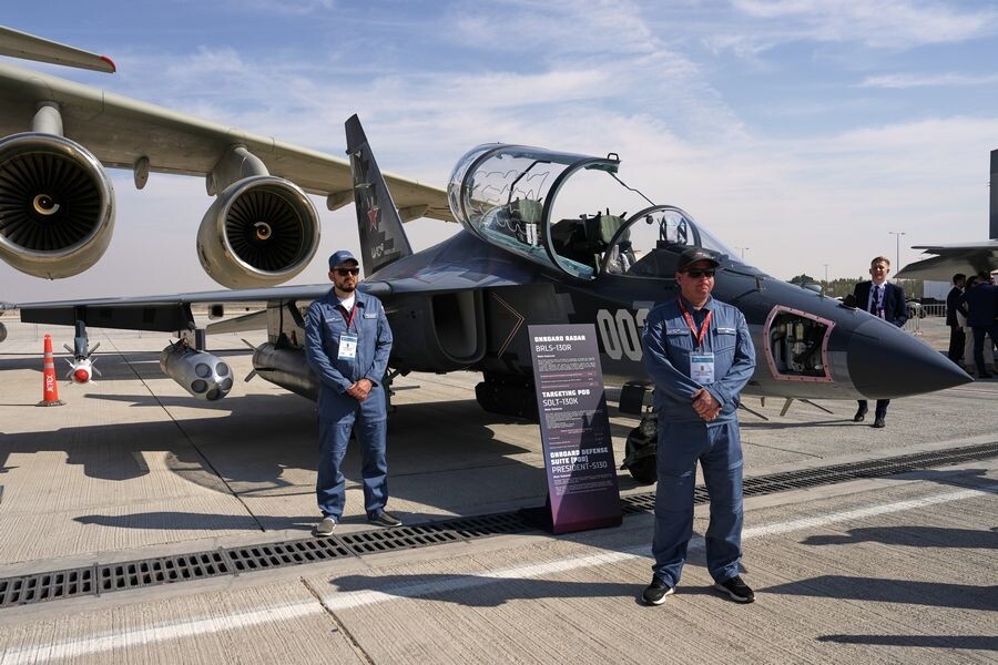    Учебно-боевой самолет ЯК-130М на стенде России на международной аэрокосмической выставке Dubai Airshow 2025 / Источник: © Fatima Shbair/AP/TASS