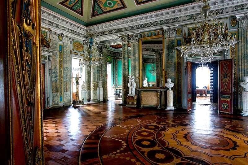 Может быть, узнали дворец? Тот самый, что обещали открыть после реставрации в 2016-м, а до сих пор открыли только один его павильон, и тот совсем недавно. Это Останкинский дворец-театр.