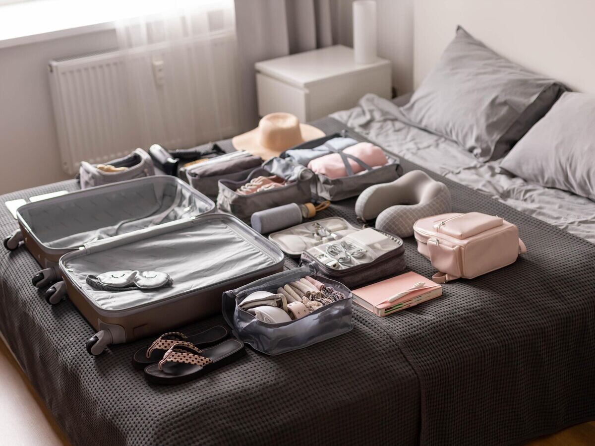    Сборы в отпуск © iStock.com / Kostikova