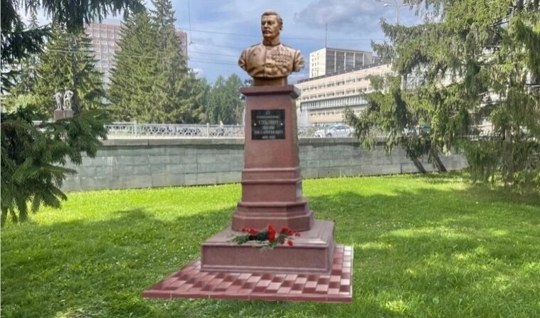    Так мог бы выглядеть бюст Сталина возле Окружного дома офицеров. Фото: Из архива