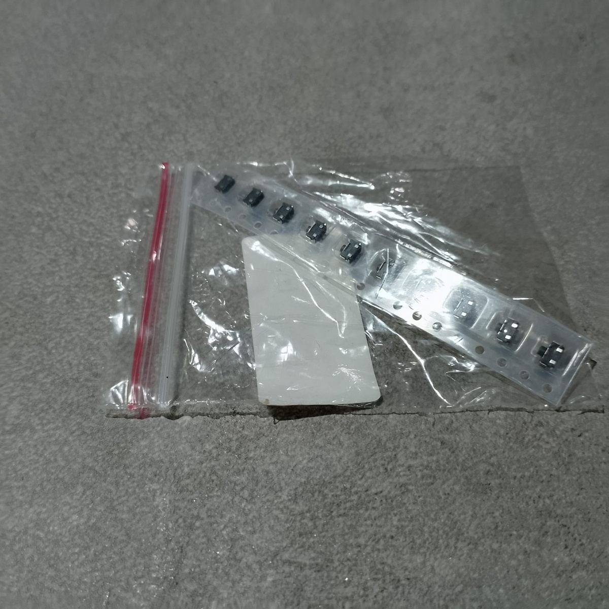       Поставляются в ленте для ручного монтажа или пайки феном/ИК-станцией.