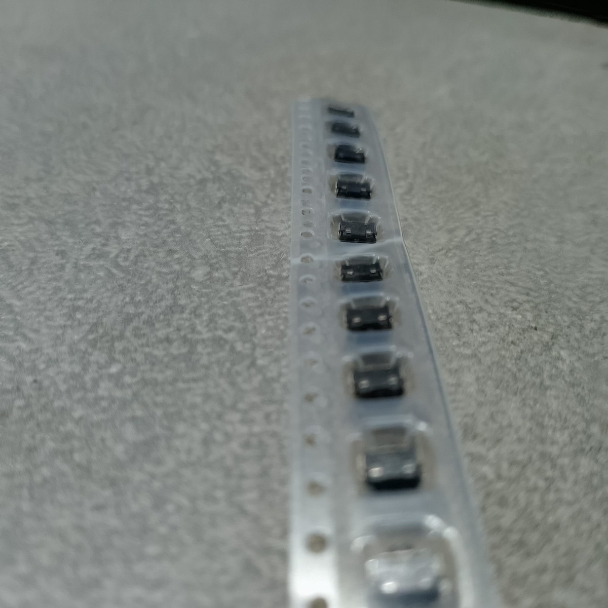       Виден форм-фактор корпуса и центральная «шляпка» — толкатель.