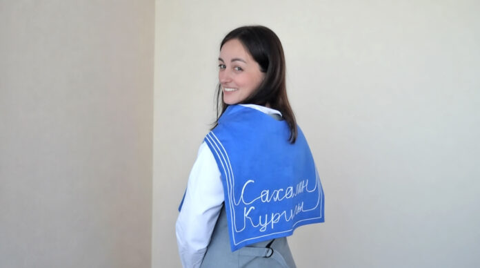 Камилла Нигматуллина с нашим подарком. Фото Анастасии Карамушкиной.