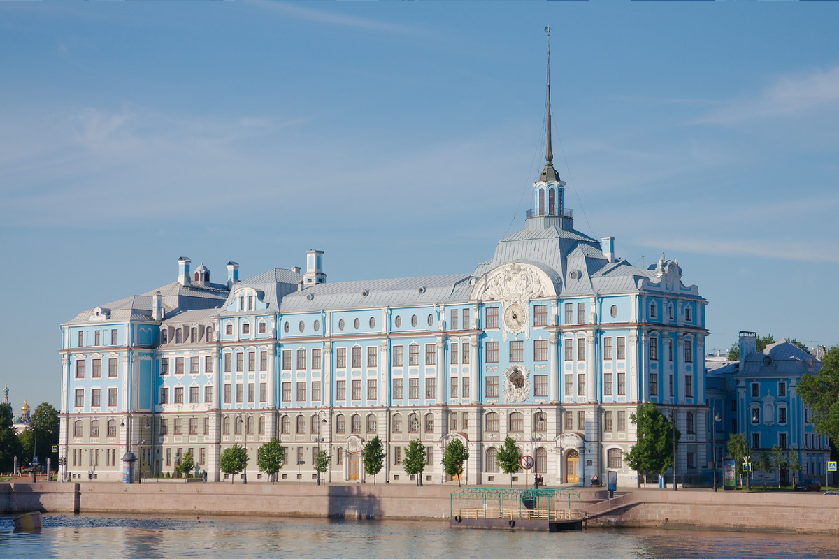 Училищный дом им. Петра Великого: Петроградская набережная, 2, Петроградский район, Санкт-Петербург
автор Sailor4201-87 / источник википедия 