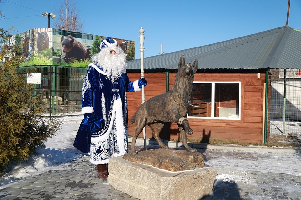    Дед Мороз отмечает день рождения в Барнаульском зоопарке Олег УКЛАДОВ