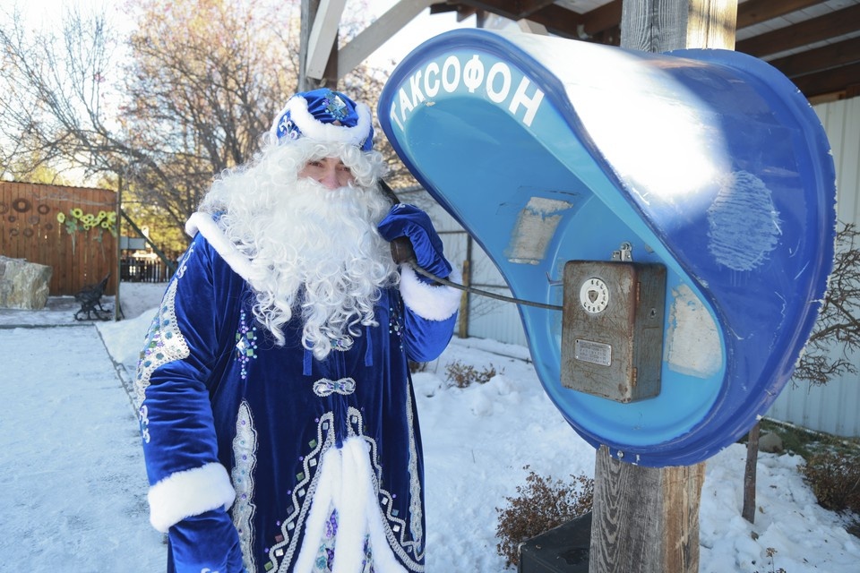    Дед Мороз отмечает день рождения в Барнаульском зоопарке Олег УКЛАДОВ