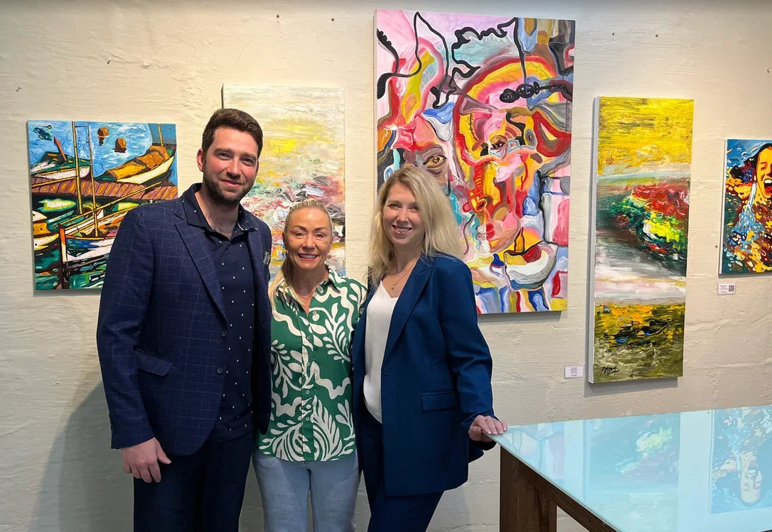 Арсений Власов, Жизель и Алена Эаратх на открытии выставки Energy of Life