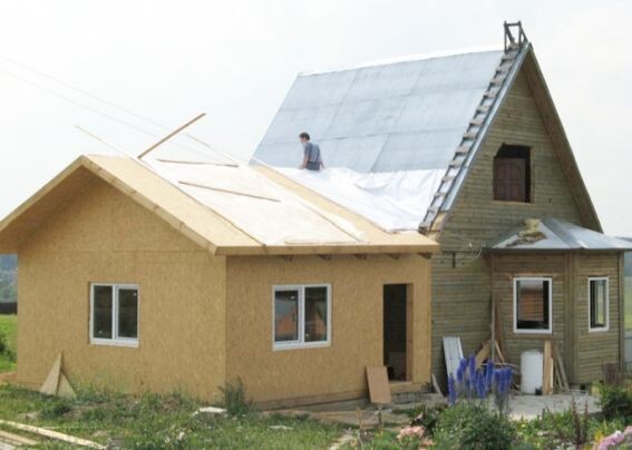 Расширение ранее построенного маленького загородного дома до размеров большого и просторного коттеджа