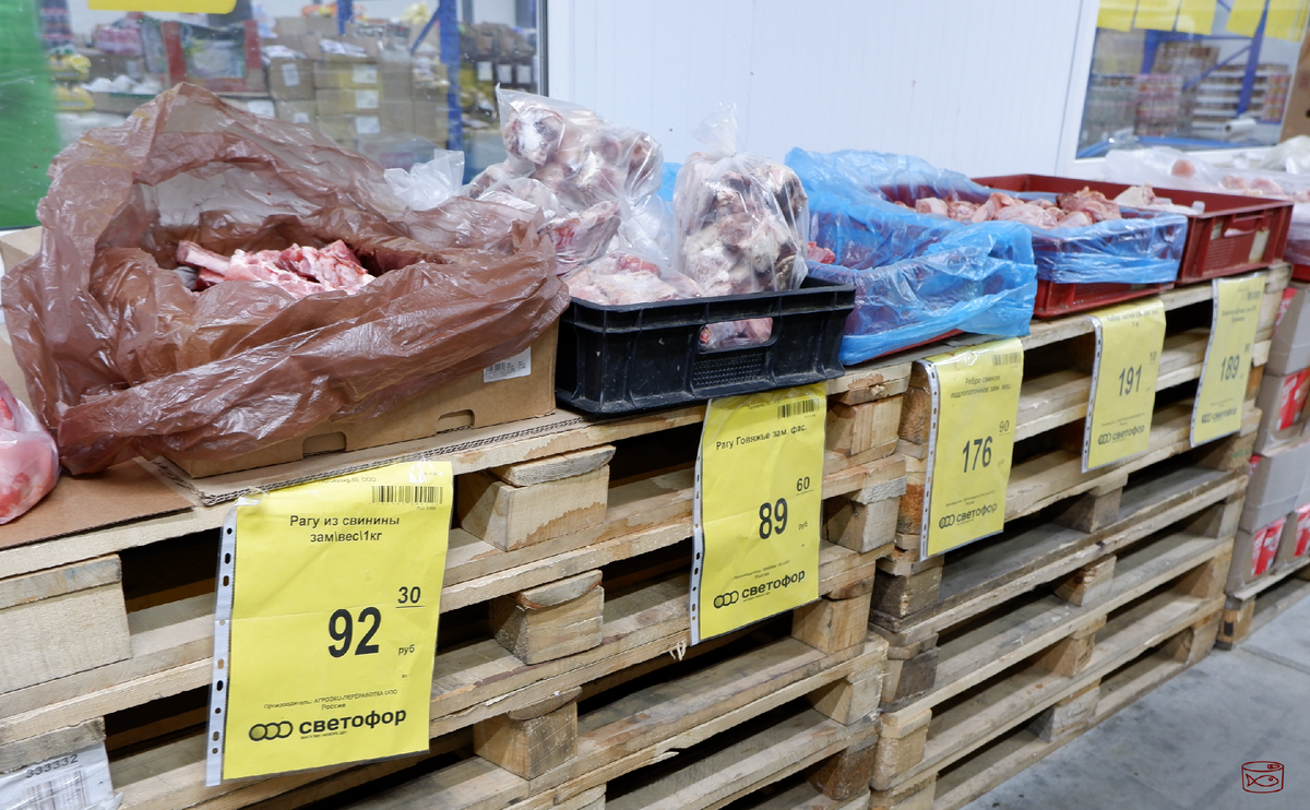 В Светофоре мясопродукты часто выкладывают в "родной" коробке, на которой есть состав. Удивительно, но нашприцевать умудряются даже кости