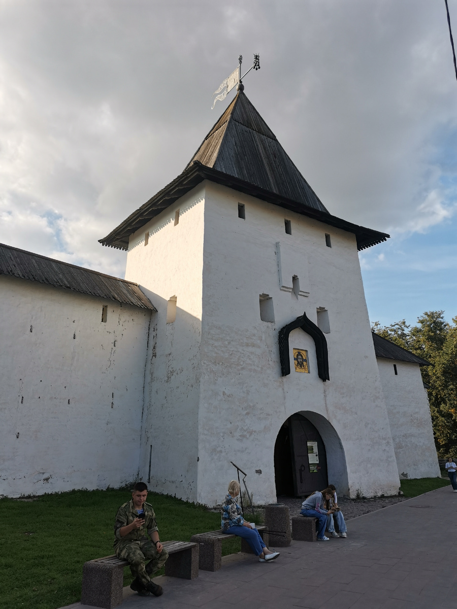 Вход на территорию Псковского Кремля